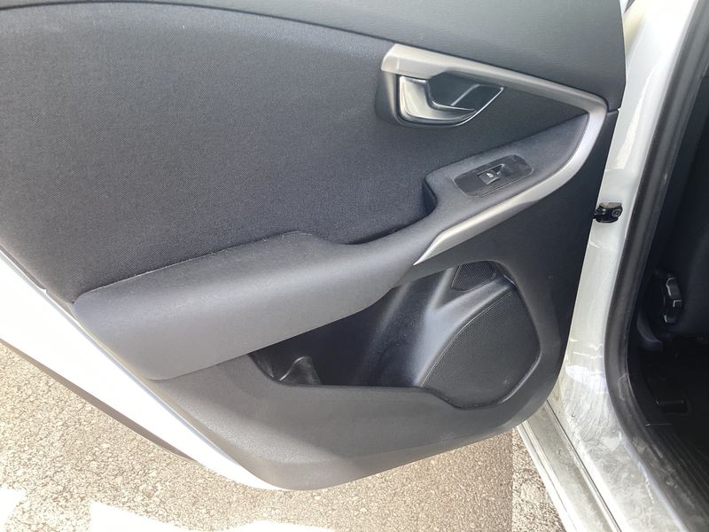 Volvo V40 2.0 D2 Kinetic 2017 – снимка 25