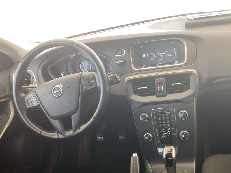 Volvo V40 2.0 D2 Kinetic 2017 – снимка 17