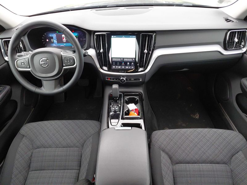 Volvo V60 2.0 T6 Recharge Plug-in Hybrid Core AWD — zdjęcie 11