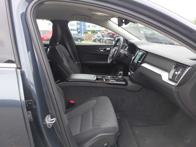 Volvo V60 2.0 T6 Recharge Plug-in Hybrid Core AWD — zdjęcie 10
