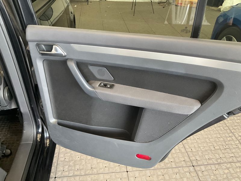 Volkswagen Touran 2.0 TDI Highline 2010 – снимка 37
