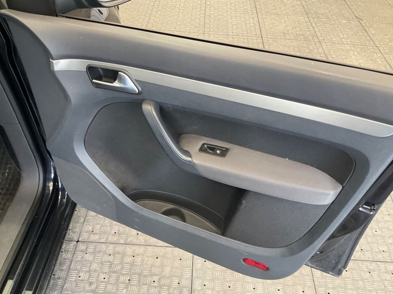 Volkswagen Touran 2.0 TDI Highline 2010 – снимка 36