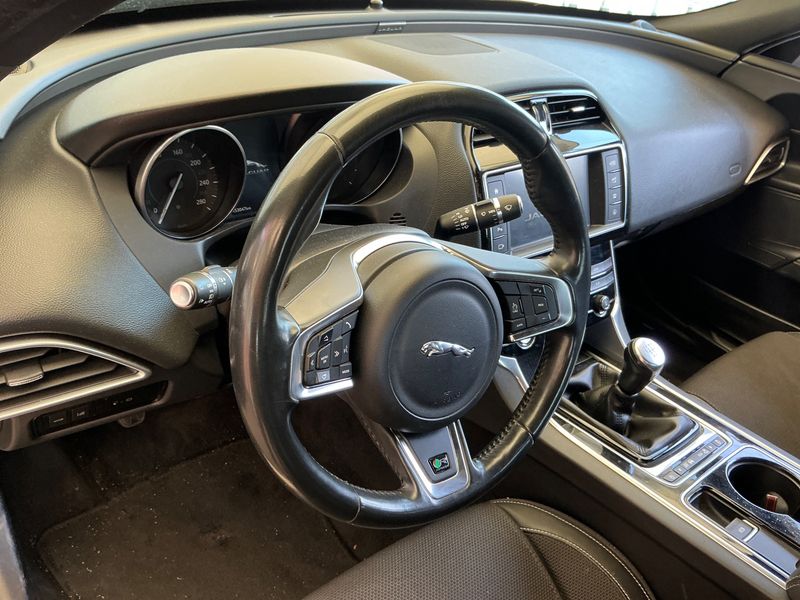 Jaguar XE 20d R-Sport 2018 – снимка 23