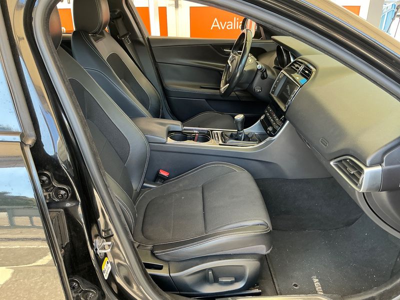 Jaguar XE 20d R-Sport — zdjęcie 11