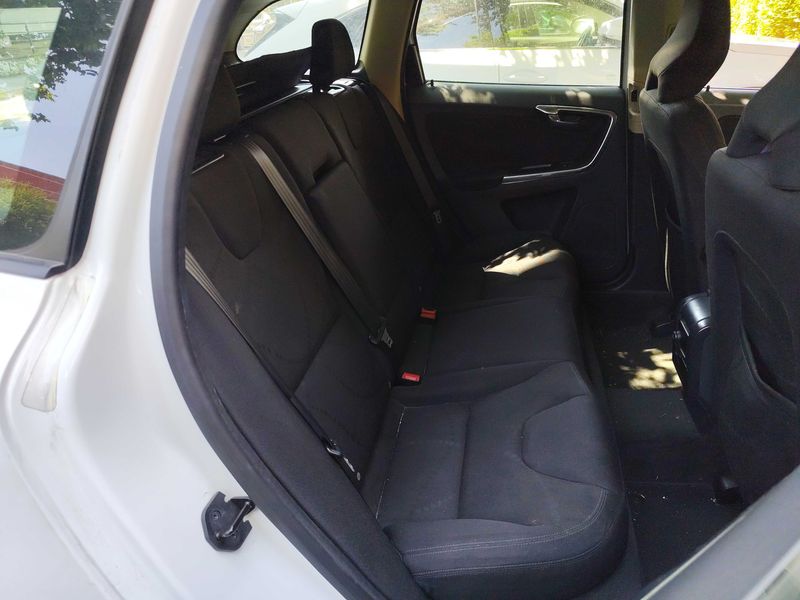 Volvo XC60 2.0 DRIVe Kinetic — zdjęcie 13