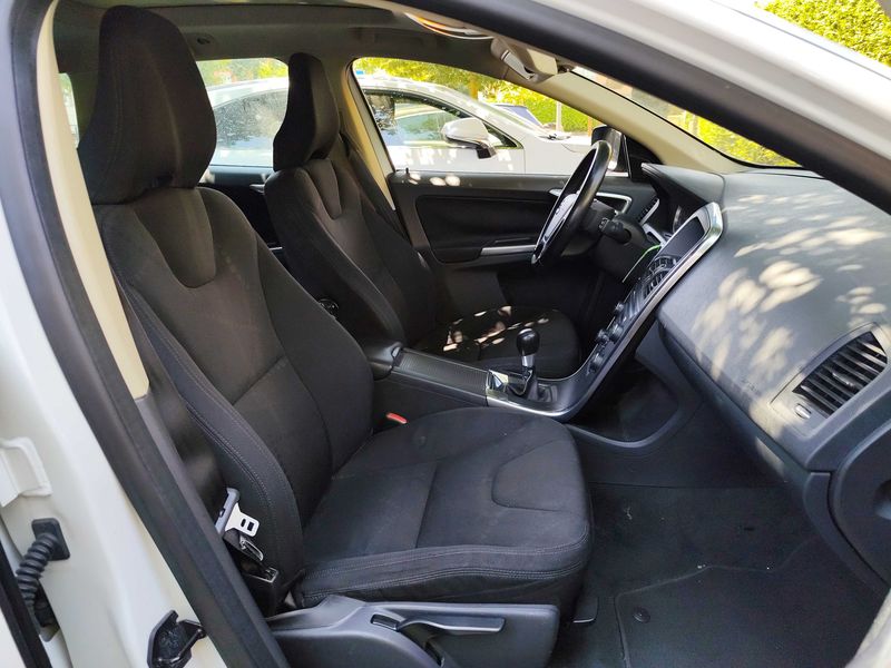 Volvo XC60 2.0 DRIVe Kinetic — zdjęcie 10