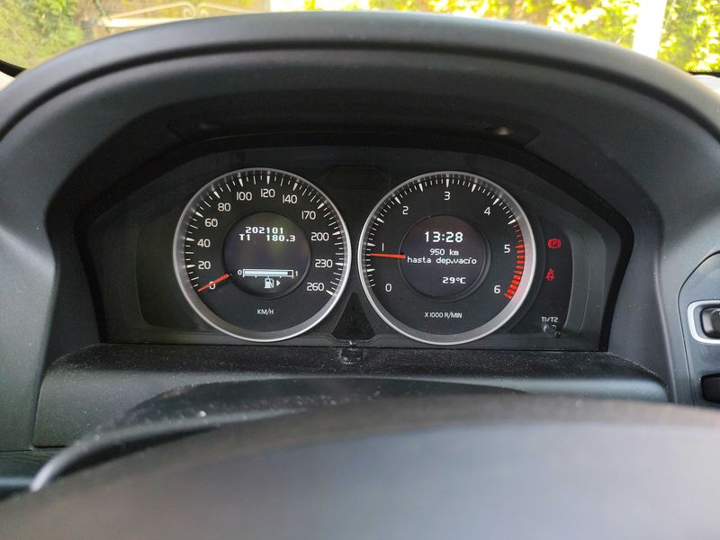 Volvo XC60 2.0 DRIVe Kinetic — zdjęcie 12