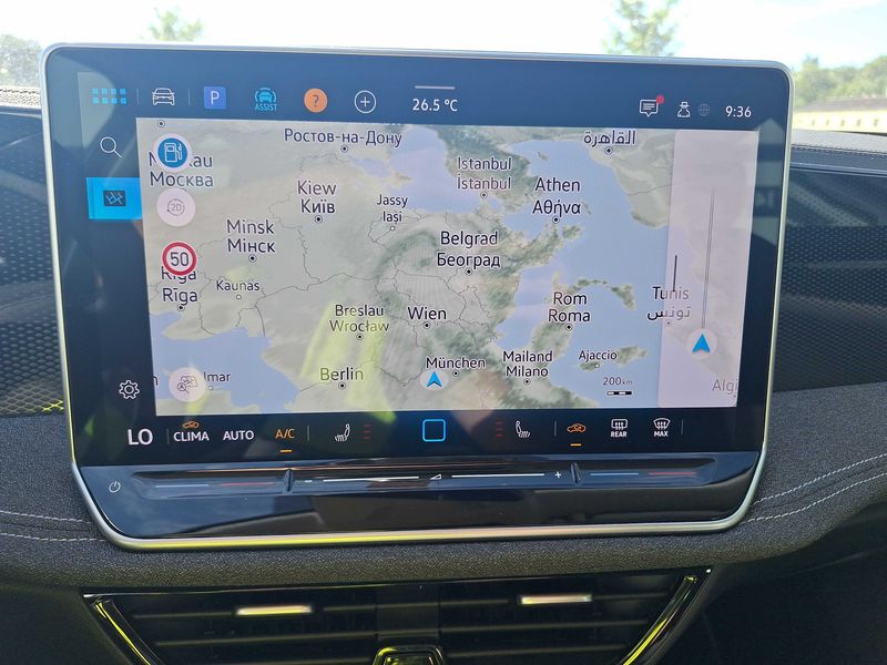 Volkswagen Passat 1.5 eTSI — zdjęcie 13