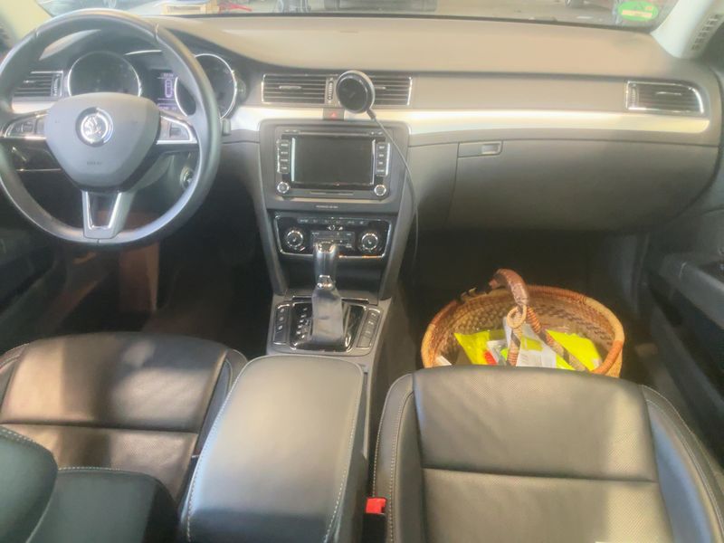 Skoda Superb 2.0 TDI Elegance — zdjęcie 12