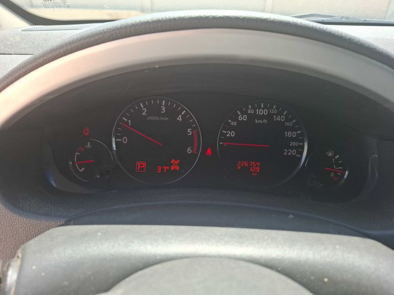 Nissan Pathfinder 2.5 dCi SE — zdjęcie 12