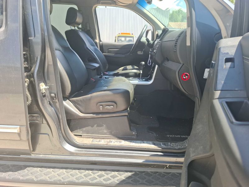 Nissan Pathfinder 2.5 dCi SE — zdjęcie 10