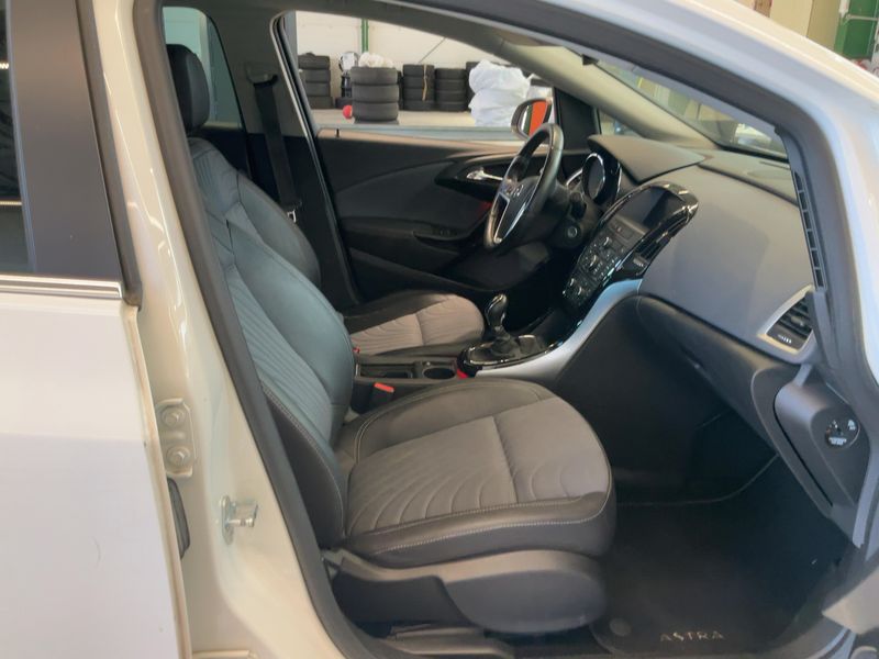 Opel Astra 1.4 Turbo Exklusiv — zdjęcie 11