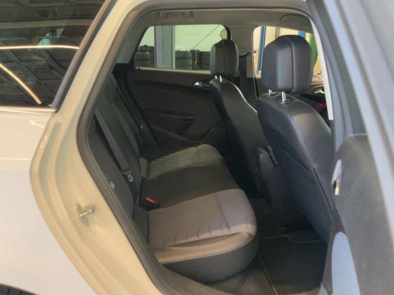 Opel Astra 1.4 Turbo Exklusiv — zdjęcie 14