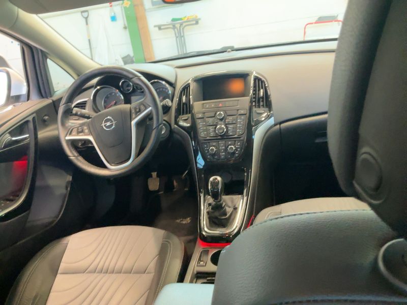 Opel Astra 1.4 Turbo Exklusiv — zdjęcie 12