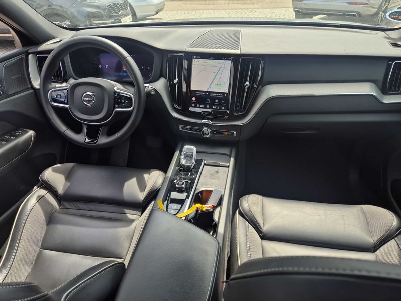 Volvo XC60 2.0 B4 Mild-Hybrid Plus Dark 2WD — zdjęcie 11