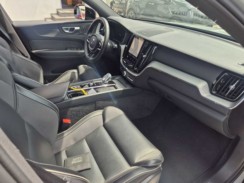 Volvo XC60 2.0 B4 Mild-Hybrid Plus Dark 2WD — zdjęcie 10