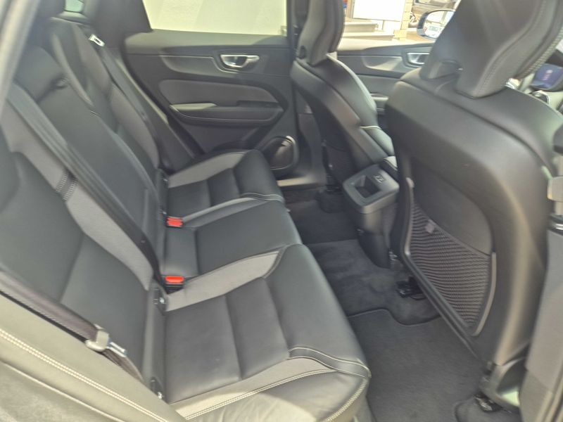 Volvo XC60 2.0 B4 Mild-Hybrid Plus Dark 2WD — zdjęcie 14