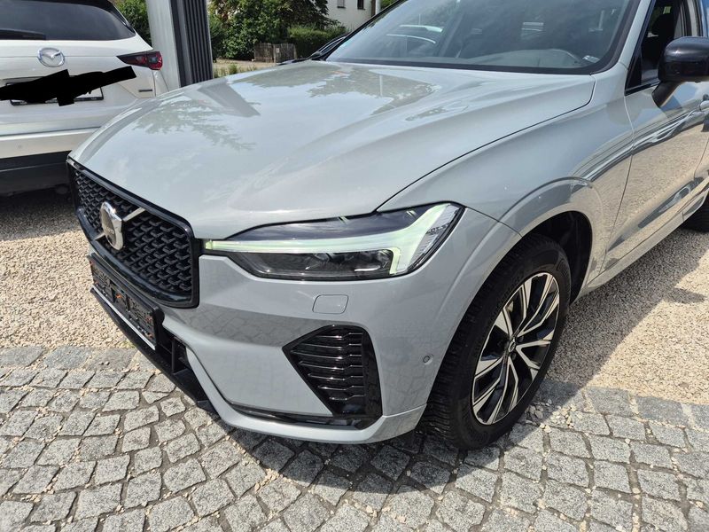 Volvo XC60 2.0 B4 Mild-Hybrid Plus Dark 2WD — zdjęcie 2