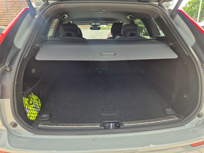 Volvo XC60 2.0 B4 Mild-Hybrid Plus Dark 2WD — zdjęcie 9