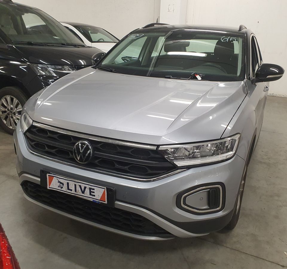 Volkswagen T-Roc 2023 — photo 1