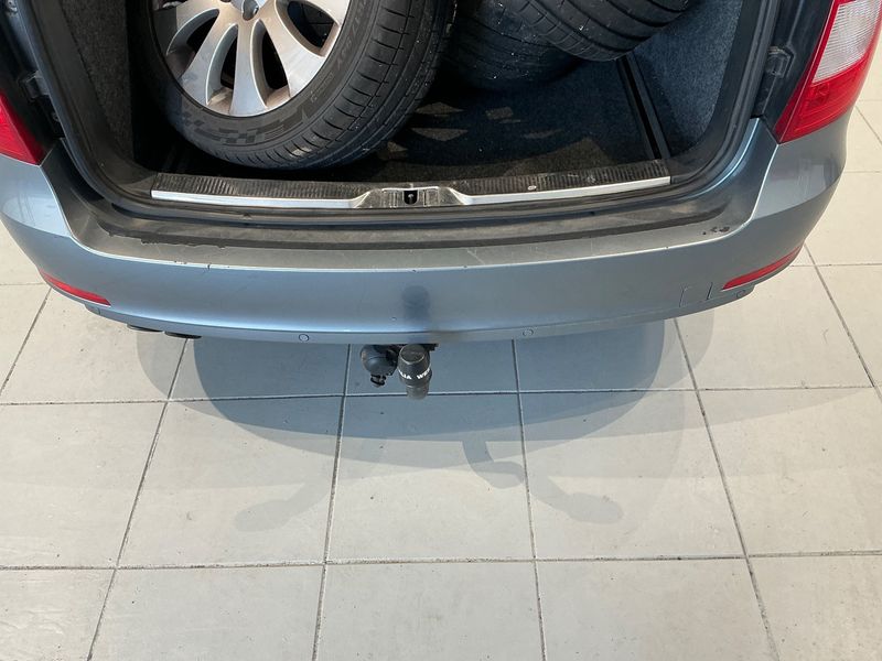 Skoda Superb 2.0 TDI Elegance 2011 – снимка 31