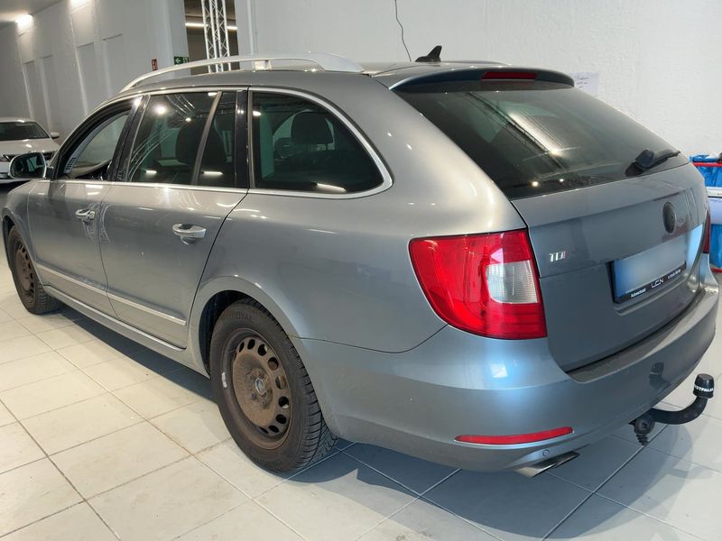 Skoda Superb 2.0 TDI Elegance 2011 – снимка 6