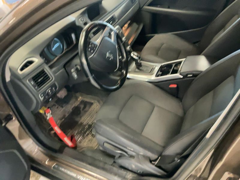 Volvo XC70 2.4 D4 Momentum AWD — zdjęcie 11
