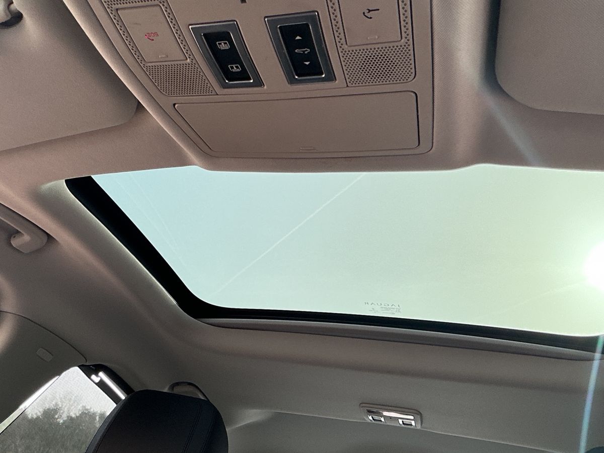 Jaguar XF 2016 — photo 23