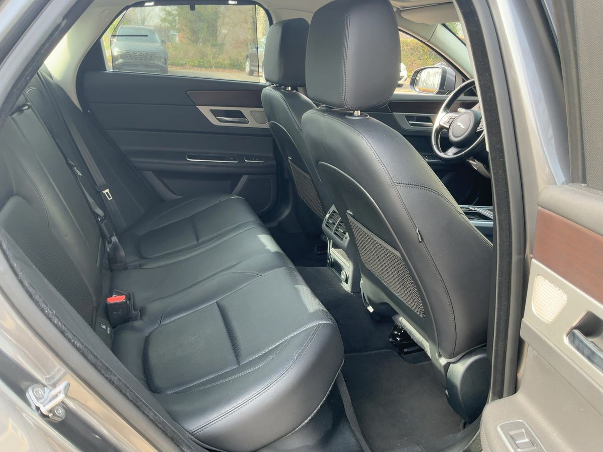 Jaguar XF 2016 — photo 20