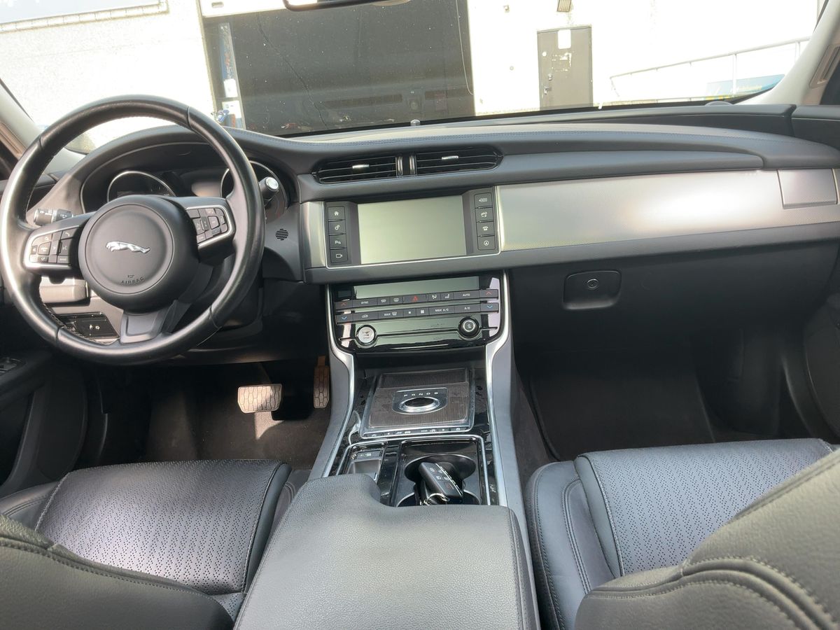 Jaguar XF 2016 — photo 18