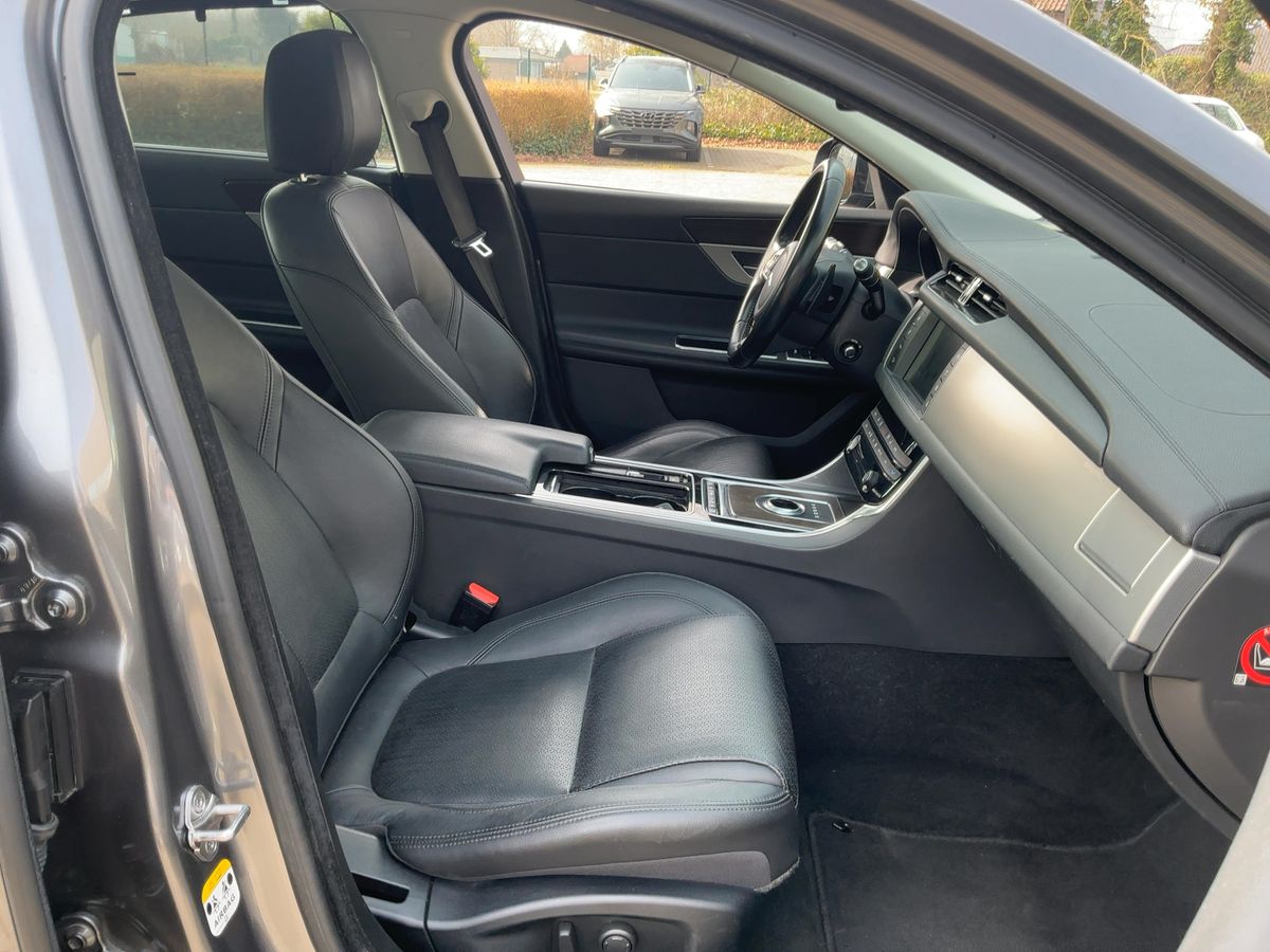 Jaguar XF 2016 — photo 17