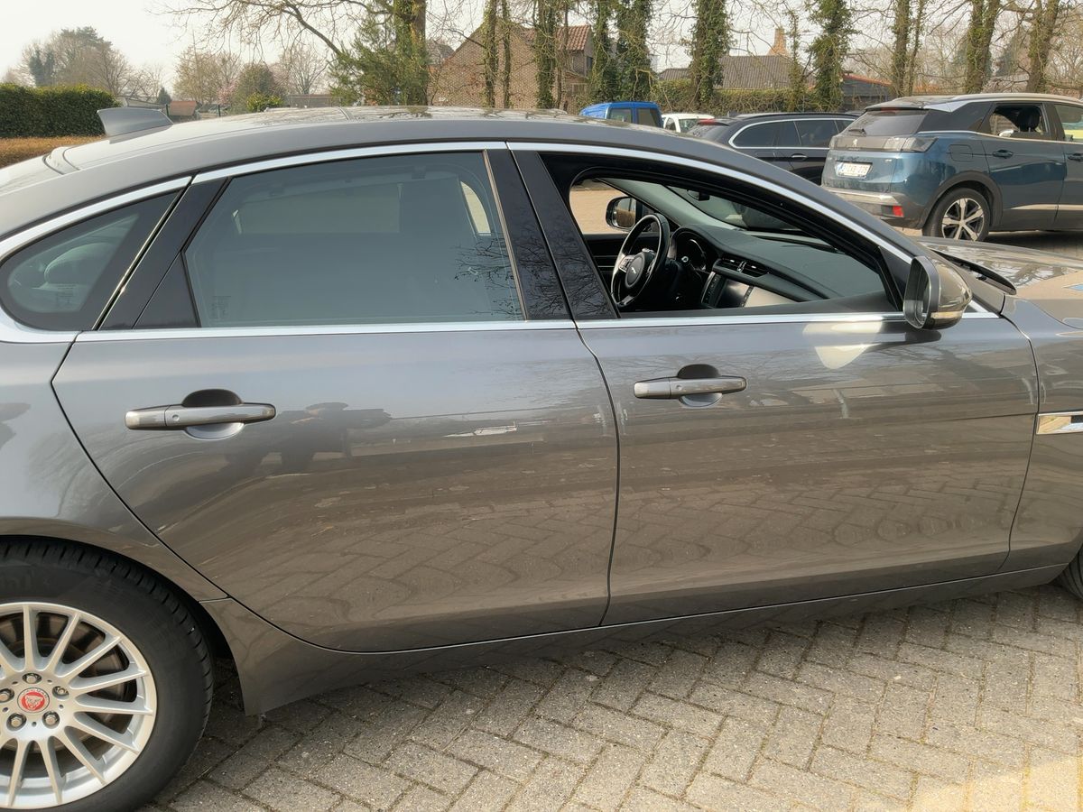 Jaguar XF 2016 — photo 11