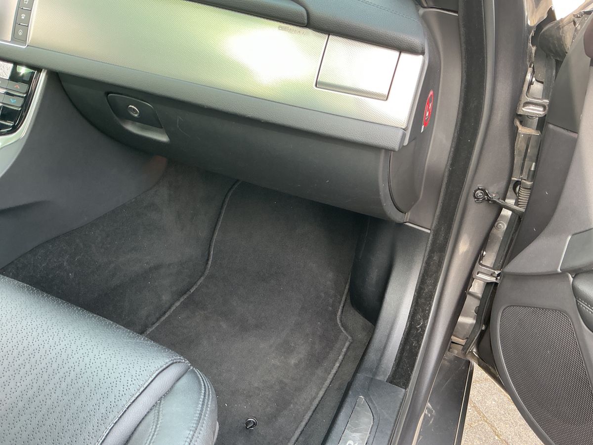 Jaguar XF 2016 — photo 28