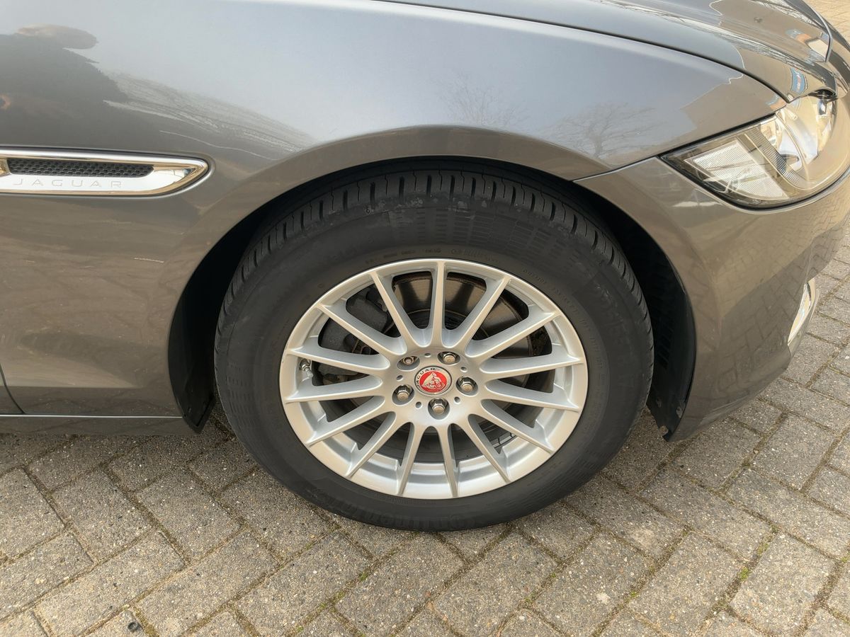 Jaguar XF 2016 — photo 12