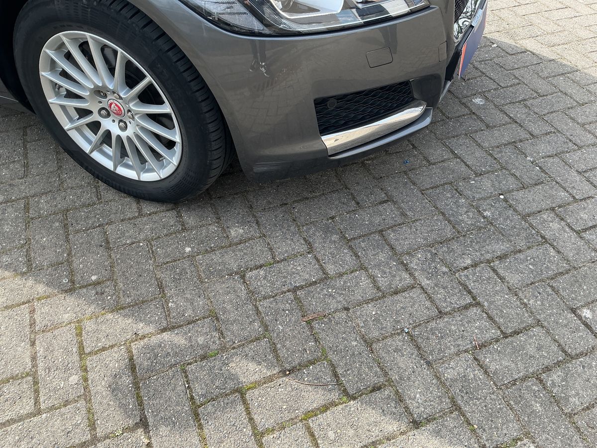Jaguar XF 2016 — photo 32