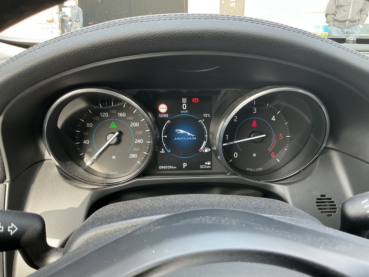 Jaguar XF 2016 — photo 19