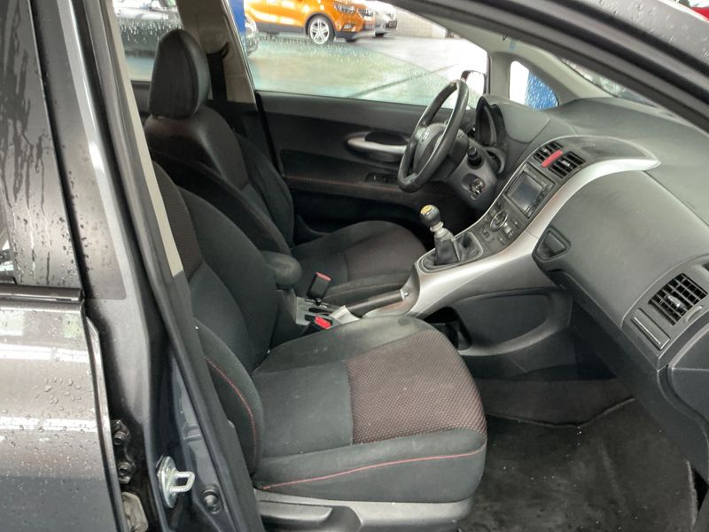 Toyota Auris 1.6 Club — zdjęcie 3