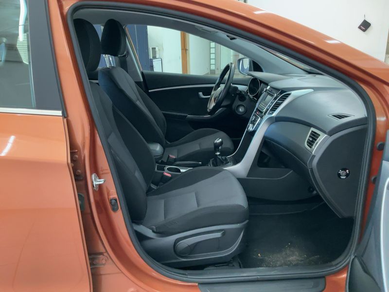 Hyundai i30 1.6 CRDi YES! — zdjęcie 11