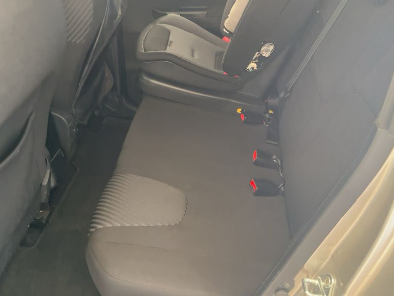 Mahindra KUV 100 1.2 K8 — zdjęcie 14