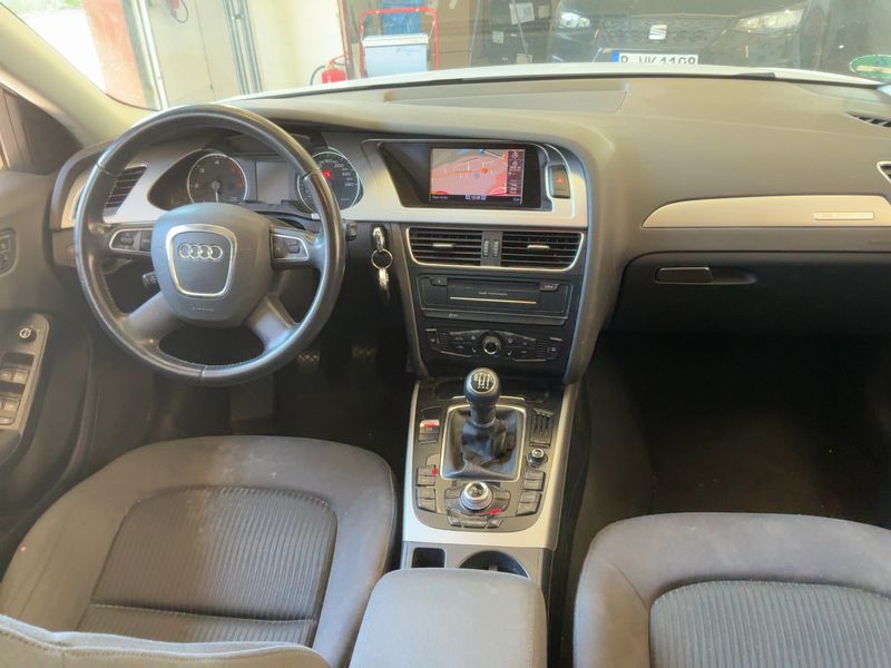 Audi A4 2.0 TDI quattro Attraction 2011 – снимка 18