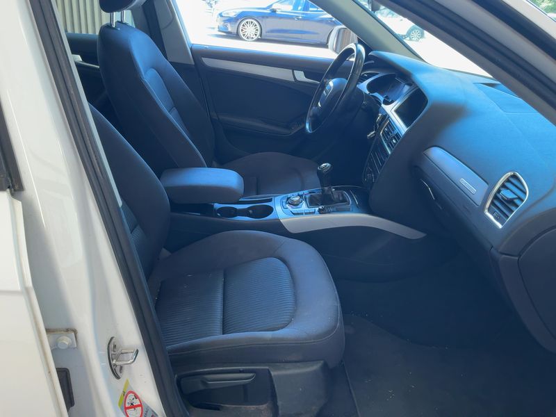 Audi A4 2.0 TDI quattro Attraction 2011 – снимка 17