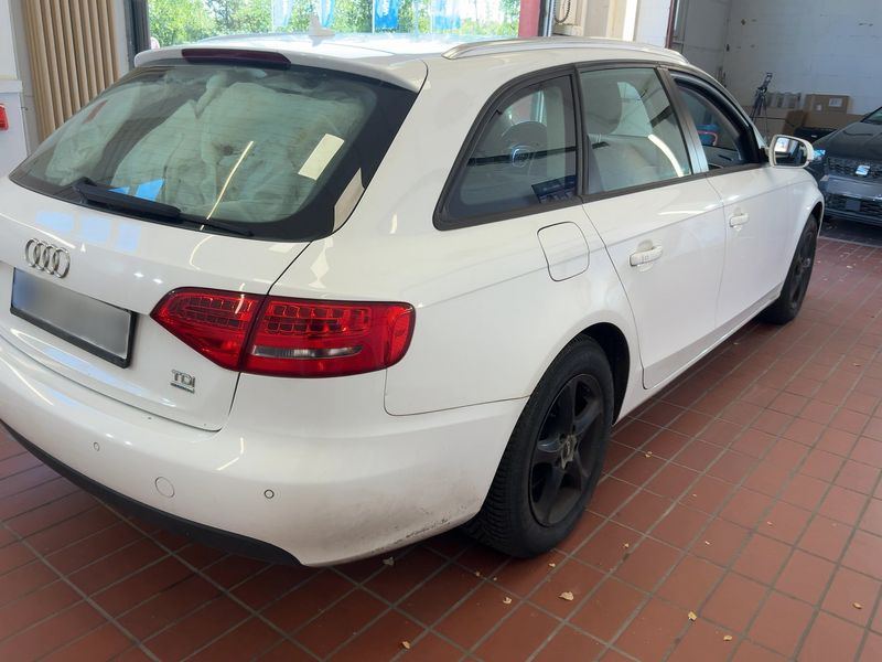 Audi A4 2.0 TDI quattro Attraction 2011 – снимка 8