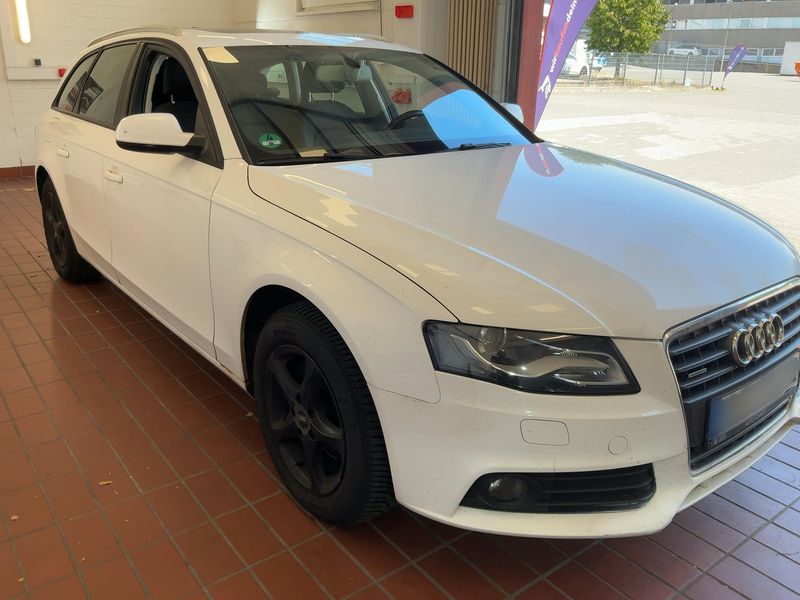 Audi A4 2.0 TDI quattro Attraction 2011 – снимка 12