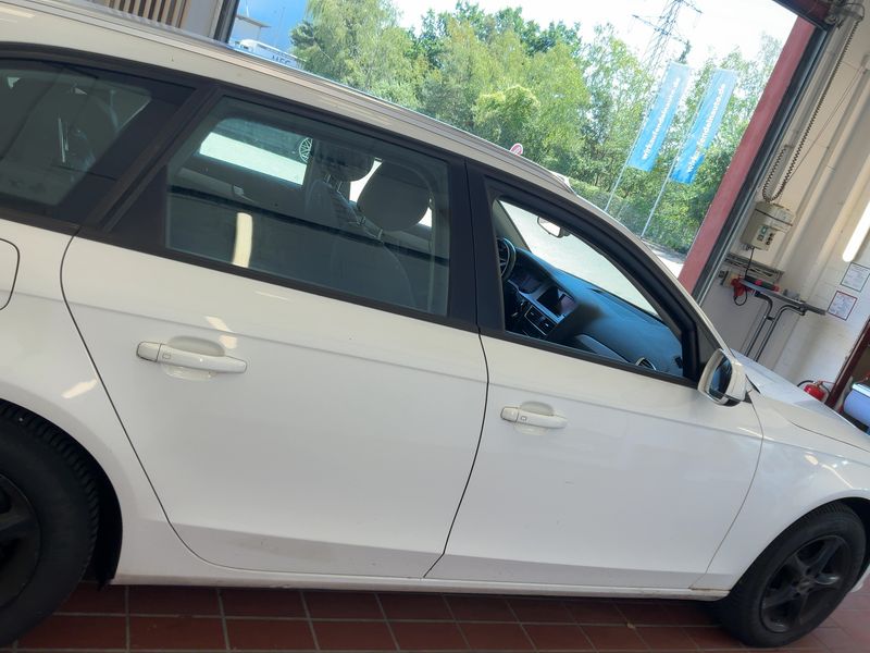 Audi A4 2.0 TDI quattro Attraction 2011 – снимка 10