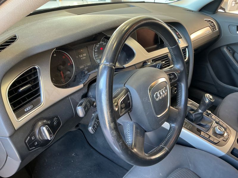 Audi A4 2.0 TDI quattro Attraction 2011 – снимка 33