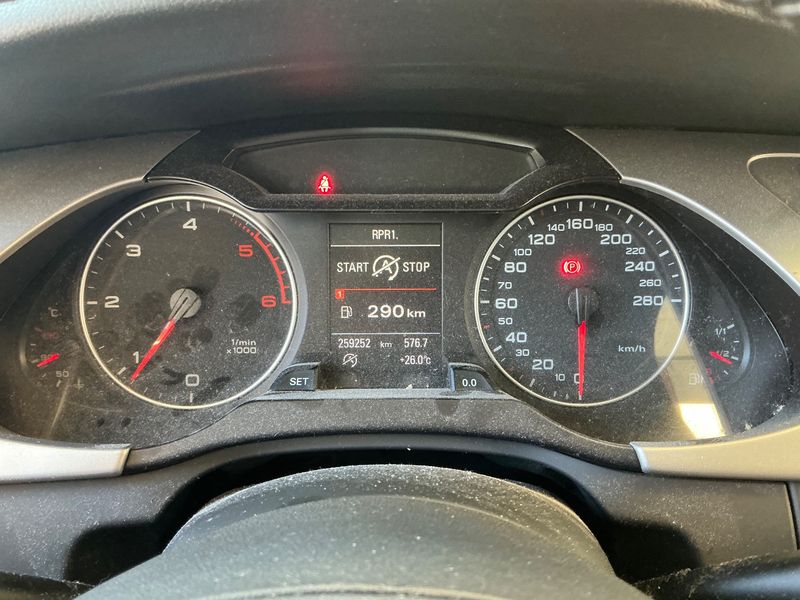 Audi A4 2.0 TDI quattro Attraction 2011 – снимка 19