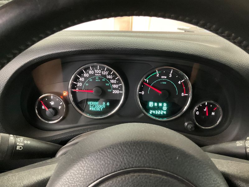Jeep Wrangler Unlimited 2.8 CRD Sahara — zdjęcie 13