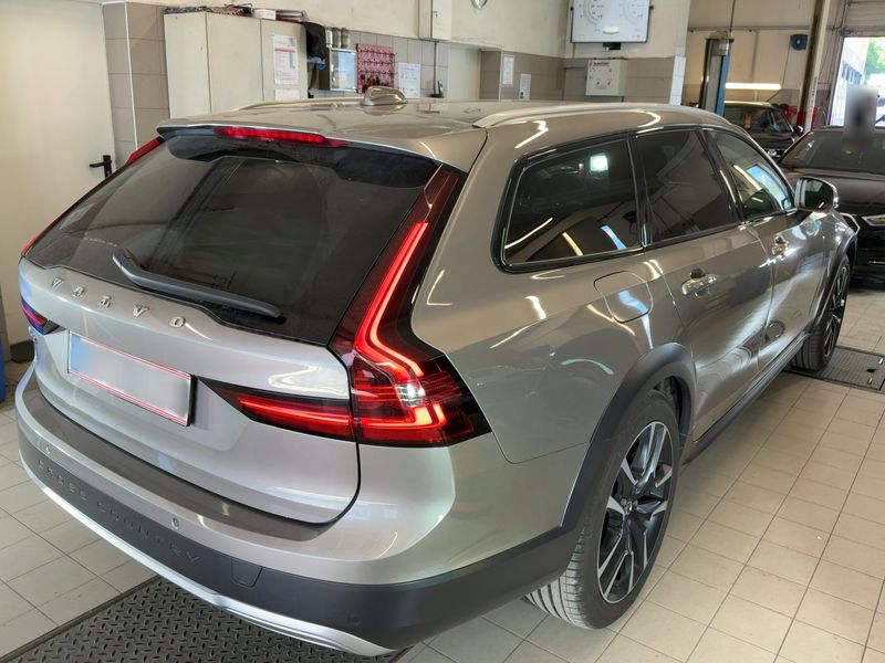Volvo V90 Cross Country 2.0 B4 Mild-Hybrid Pro AWD — zdjęcie 6