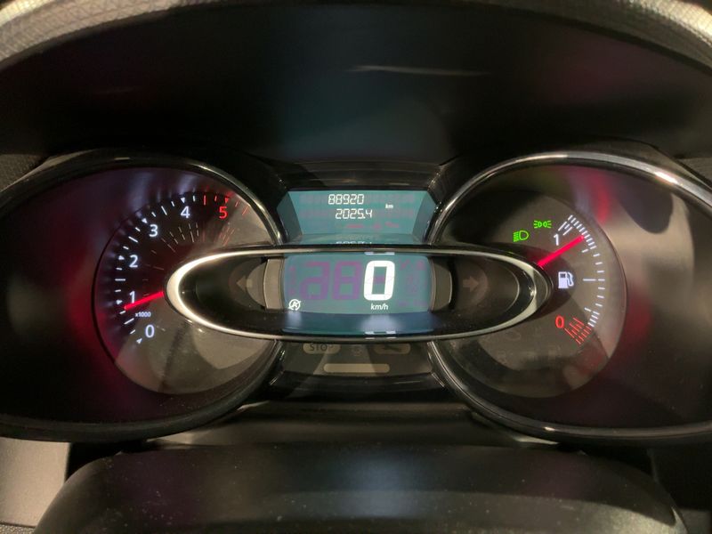Renault Clio 1.5 dCi Energy Intens — zdjęcie 13