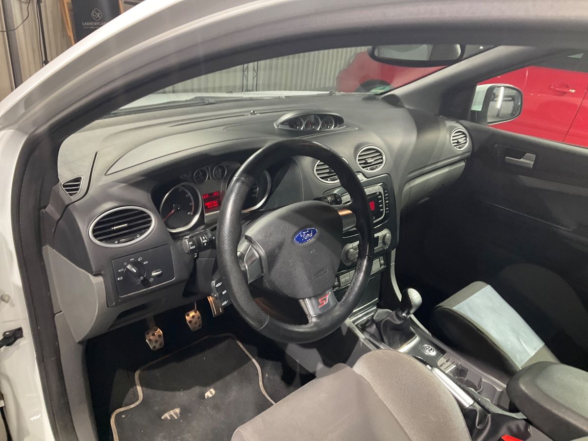 Ford Focus 2009 — photo 32